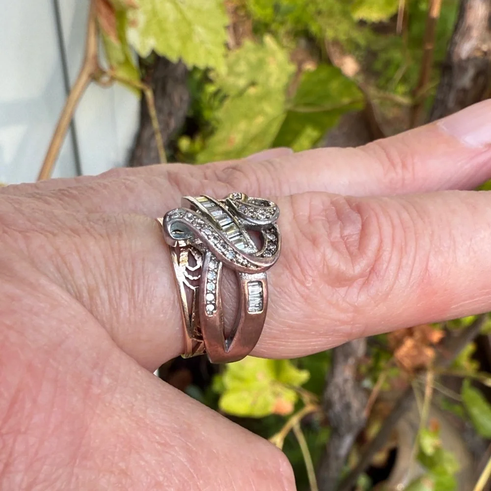 Elegant and Unique Vintage Sterling Silver Ring with Sparkle Cristals
